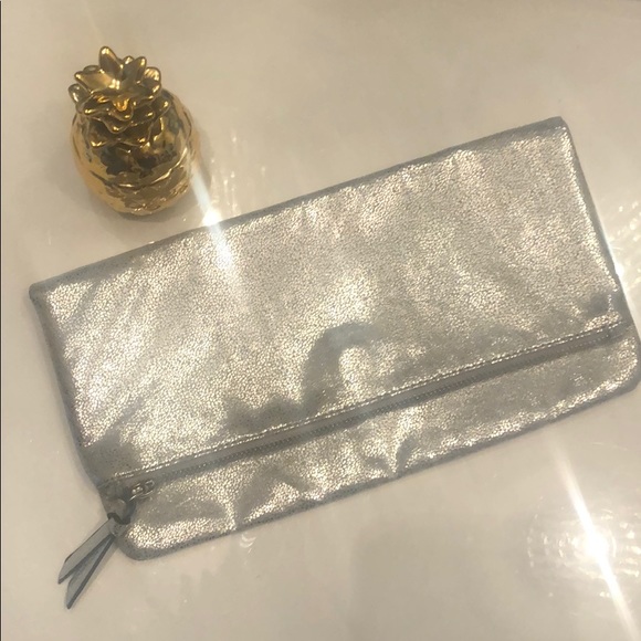 Handbags - 3/25$ 🦋 Shinny silver little purse like new